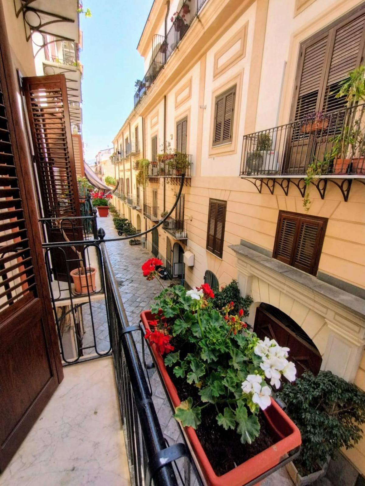 Domus Vetriera Apartment Palermo Bagian luar foto